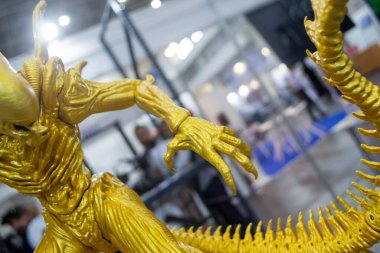 Sanat eseri 3D yazıcıya yazdırıldı. Erimiş plastik sarı altından yapılmış 3 boyutlu yazıcıya basılmış detaylı prototip modeli. Katkı sağlayan 3D baskı teknolojisi. Yeni modern prototip teknolojileri