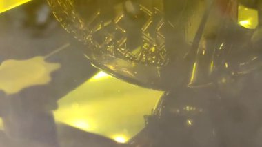 3D yazıcı çalışıyor. 3D baskı. Stereolitografi fotopolimerizasyon SLA. Katkı maddesi üretim teknolojisi. Sıvı maddeler, sert kısımlar, katmanlar yaratmak. 3B model ultraviyole polimerizasyon