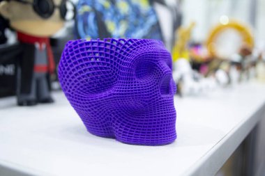 İnsan kafatası prototipi 3 boyutlu yazıcıya erimiş mor plastikten basılmış. Modern yeni baskı imalatı. Katkı sağlayan ilerici tıbbi teknoloji. Üç boyutlu kafatası 3D yakın plan baskısı