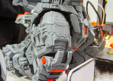 Üç boyutlu yazıcıda robot oyuncağı oluşturuldu. Sanat eseri 3D yazıcıya yazdırıldı. Modern yenilikçi teknoloji. Yüksek hassasiyetli 3D baskı teknolojileri. Üç boyutlu modellerin oluşturulması.