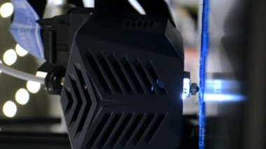 3D yazıcı. 3D baskı. 3D yazıcı yazdırma işlemi. 3 boyutlu yazıcı erimiş plastikten nesne yaratıyor. Modern üç boyutlu baskı teknolojileri. Yenilikçi katkı teknolojisi. Dikey