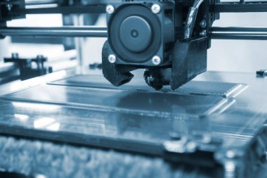 3D yazıcı kapat. 3D yazıcıyı çalıştırıyorum. 3D yazıcıda yazdırma işlemi. 3D yazıcı erimiş plastikten bir nesne yaratıyor.