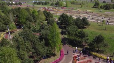 Dobropark, Ukrayna, 27 Nisan 2024, büyük manzara parkı. Birçok insan bahar günü parkta çiçek açan laleler arasında yürür. Doğal parkı düzenledi ve çiçek ekti. Hava aracı görünümü