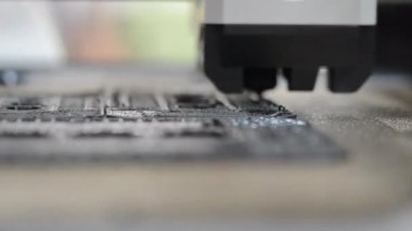 3D yazıcı kapat. Çalışan bir 3D yazıcı erimiş plastikten bir nesne yazdırıyor. 3D yazıcı, bir yazıcıdan sıvı plastik akışı ile model oluşturuyor. 3D yazdırma teknolojisi