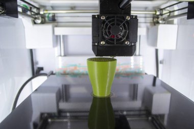 3D yazıcı kapat. Çalışan bir 3D yazıcı erimiş plastikten bir nesne yazdırıyor. 3D yazıcı, bir yazıcıdan sıvı plastik akışı ile model oluşturuyor. 3D yazdırma teknolojisi