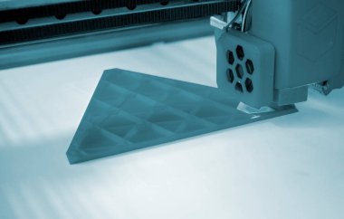 3D yazıcı kapat. Çalışan bir 3D yazıcı erimiş plastikten bir nesne yazdırıyor. 3D yazıcı, bir yazıcıdan sıvı plastik akışı ile model oluşturuyor. 3D yazdırma teknolojisi