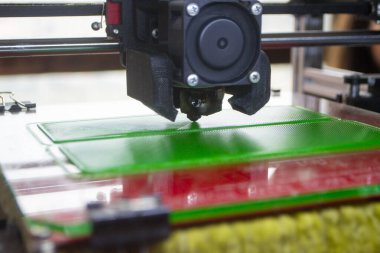3D yazıcı kapat. Çalışan bir 3D yazıcı erimiş plastikten bir nesne yazdırıyor. 3D yazıcı, bir yazıcıdan sıvı plastik akışı ile model oluşturuyor. 3D yazdırma teknolojisi