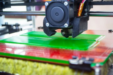 3D yazıcı kapat. Çalışan bir 3D yazıcı erimiş plastikten bir nesne yazdırıyor. 3D yazıcı, bir yazıcıdan sıvı plastik akışı ile model oluşturuyor. 3D yazdırma teknolojisi