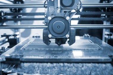 3D yazıcı kapat. Çalışan bir 3D yazıcı erimiş plastikten bir nesne yazdırıyor. 3D yazıcı, bir yazıcıdan sıvı plastik akışı ile model oluşturuyor. 3D yazdırma teknolojisi