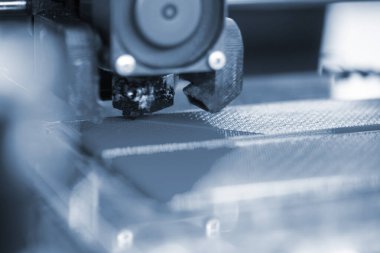 3D yazıcı kapat. Çalışan bir 3D yazıcı erimiş plastikten bir nesne yazdırıyor. 3D yazıcı, bir yazıcıdan sıvı plastik akışı ile model oluşturuyor. 3D yazdırma teknolojisi