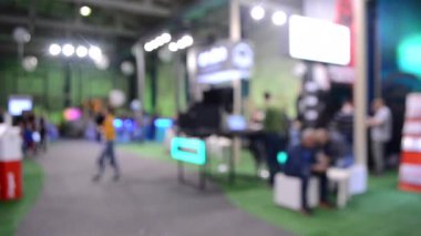 Alışveriş Merkezi alıcı müşteri alıcı alışveriş. Uzay alışveriş merkezi veya alışveriş merkezi, sergi, fuar, hall gerçek zamanlı içinde birçok insanın soyut bulanık arka plan Defocused akış