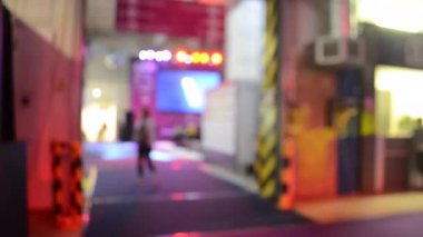 Bulanık arkaplan büyük ekran sahnesi birçok insan uzay alışveriş merkezi veya alışveriş merkezi, sergi, sergi içinde çok renkli projektörler kullanıyor