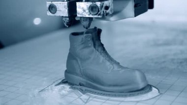 3D yazıcı çalışıyor. Birleşmiş depozito modelleme, FDM. 3D yazıcı plastikten bir nesne yazdırıyor. Otomatik üç boyutlu 3D yazıcı plastik işlevi görüyor. 3D yazdırma için geliştirilmiş katkı teknolojisi