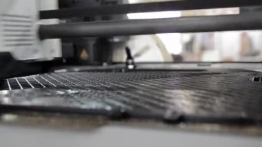 3D yazıcı kapat. Çalışan bir 3D yazıcı erimiş plastikten bir nesne yazdırıyor. 3D yazıcı, bir yazıcıdan sıvı plastik akışı ile model oluşturuyor. 3D yazdırma teknolojisi