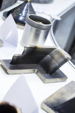 Metalden 3D yazıcı tarafından basılan nesne. Katkı maddesi üretim çözeltisi. Metal iplikten 3Dprinter 'da nesne oluşturuldu. 3D Metal Yazdırma. Metal katkı maddesi üretimi