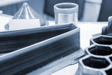 Metalden 3D yazıcı tarafından basılan nesne. Katkı maddesi üretim çözeltisi. Metal iplikten 3Dprinter 'da nesne oluşturuldu. 3D Metal Yazdırma. Metal katkı maddesi üretimi