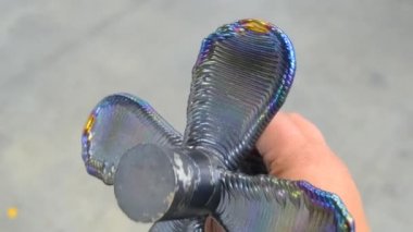 Metalden 3D yazıcı tarafından elle basılan bir nesne. Katkı maddesi üretim çözeltisi. Metal iplikten 3Dprinter 'da nesne oluşturuldu. 3D Metal Yazdırma. Metal katkı maddesi üretimi