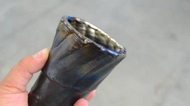 Metalden 3D yazıcı tarafından basılmış el fincanı tutan kişi. Katkı maddesi üretim çözeltisi. Metal iplikten 3Dprinter 'da nesne oluşturuldu. 3D Metal Yazdırma. Metal katkı maddesi üretimi