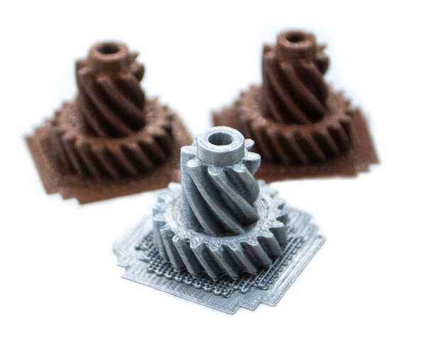 Детальные модели, напечатанные на 3D принтере из полимера крупным планом изолированы на белом фоне. Подробный объект, созданный 3D принтером с использованием метода 3D печати. Концепция 3D-печати. Технология печати SLA