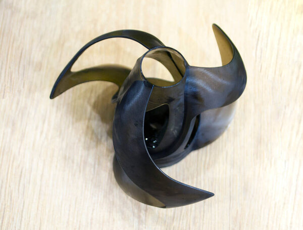 Модель в виде кристаллов, напечатанных на 3D принтере крупным планом из полимера. Подробный объект, созданный 3D принтером с использованием метода 3D печати. Концепция 3D-печати. Технология печати SLA