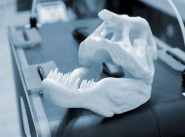 Sanat eseri 3D yazıcıya yazdırıldı. Dişleri olan dinozor kafasının prototipi. Erimiş plastikten 3D yazıcıya basılmış bir model. Nesne yakın plan basılmış. Yeni modern yenilikçi baskı teknolojisi kavramı