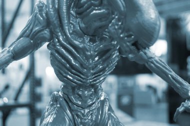 Sanat eseri 3D yazıcıya yazdırıldı. Erimiş plastik sarı altından yapılmış 3 boyutlu yazıcıya basılmış detaylı prototip modeli. Katkı sağlayan 3D baskı teknolojisi. Yeni modern prototip teknolojileri