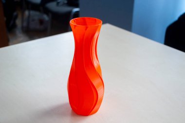 3D yazıcıya basılmış kırmızı renkli vazo şeklinde bir nesne. Erimiş kırmızı plastikten üç boyutlu bir yazıcıya basılmış üç boyutlu model. Konsept 3 boyutlu baskı. FDM 3D Yazdırma teknolojisi