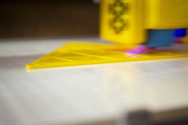 3D yazıcı bir model basıyor. Erimiş plastikten bir model yazdırma işlemi sırasında bir 3D yazıcının ekipmanı