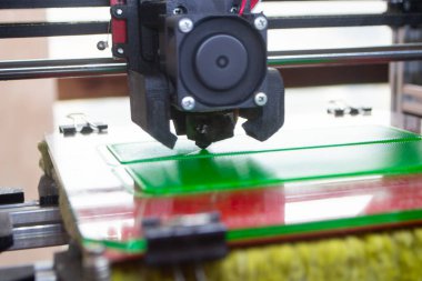 3D yazıcı kapat. Çalışan bir 3D yazıcı erimiş plastikten bir nesne yazdırıyor. 3D yazıcı, bir yazıcıdan sıvı plastik akışı ile model oluşturuyor. 3D yazdırma teknolojisi