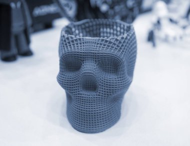 İnsan kafatası prototipi 3 boyutlu yazıcıya erimiş mor plastikten basılmış. Üç boyutlu kafatası 3D yakın plan baskısı. Katkı sağlayan ilerici tıbbi teknoloji. Modern yeni baskı imalatı