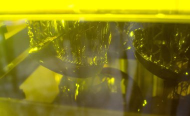 Fotopolymer sla 3D yazıcı çalışıyor. Bina nesnesinin bulunduğu platform sıvı fotopolimer reçinelere indirgenmiş ve ultraviyole lazer altında sertleştirilmiş. Yenilikçi katkı teknolojisi. 3B yazıcı yazdırma