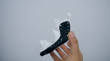 Alt çene endoprotezi yerleştiren adam. Alt çene modeli 3D yazıcı beyaz plastiğine basılmış. Metal biyouyumlu titanyum alaşımlı siyah renk için 3D yazıcıya basılmış endoprotez.