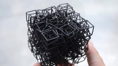 Podyum tozundan çıkan 3D yazıcıya basılmış plastik model tutan adam. Çoklu Jet Füzyon MJF. Üç boyutlu yazıcı, üç boyutlu modeller basmış. Yeni modern katkı maddesi endüstriyel 3D baskı teknolojisi