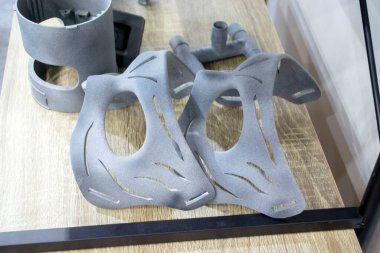 Toz plastiğinden bir nesne 3 boyutlu yazıcıya basılmış. Çoklu Jet Füzyon MJF. Polyamide tozundan endüstriyel 3D yazıcı üzerinde model oluşturuldu. Yeni modern yenilik kavramı 3D baskı teknolojisi
