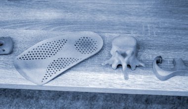 Toz plastiğinden bir nesne 3 boyutlu yazıcıya basılmış. Çoklu Jet Füzyon MJF. Polyamide tozundan endüstriyel 3D yazıcı üzerinde model oluşturuldu. Yeni modern yenilik kavramı 3D baskı teknolojisi