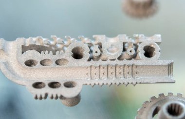 Metal Jet teknolojisi kullanılarak metal tozundan 3D yazıcıya basılmış bir nesne. Ayrıntılı detaylar. Metal Jet. 3D baskılı metal parçaları. Modern 3D baskı, katkı maddesi üretim teknolojileri