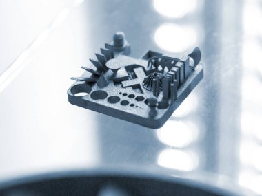 Metal Jet teknolojisi kullanılarak metal tozundan 3D yazıcıya basılmış bir nesne. Ayrıntılı detaylar. Metal Jet. 3D baskılı metal parçaları. Modern 3D baskı, katkı maddesi üretim teknolojileri