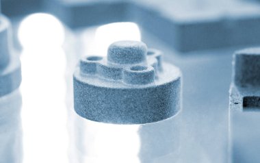 Toz plastiğinden bir nesne 3 boyutlu yazıcıya basılmış. Çoklu Jet Füzyon MJF. Polyamide tozundan endüstriyel 3D yazıcı üzerinde model oluşturuldu. Yeni modern yenilik kavramı 3D baskı teknolojisi
