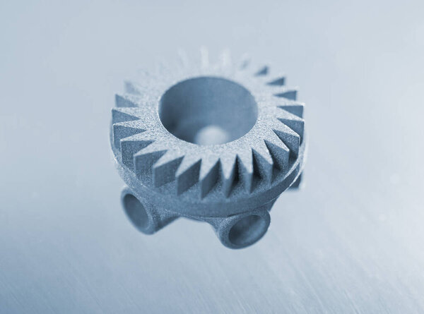Объект, отпечатанный на 3D-принтере из металлического порошка по технологии Metal Jet. Высокая детализация деталей. Металл Джет. 3D-печатные металлические детали. Современная 3D-печать, технологии производства добавок