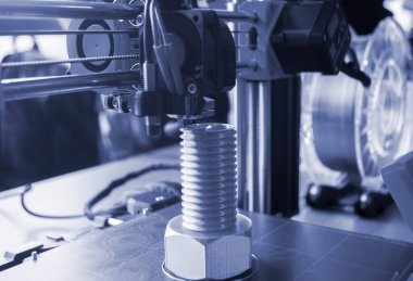 3 boyutlu yazıcı erimiş plastikten cıvata prototipi basıyor. Mavi erimiş plastikten 3D yazıcıda prototip cıvata modeli oluşturma işlemi. Katkı sağlayan yeni yazıcı teknolojisi. Modern yazdırma