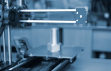 3 boyutlu yazıcı erimiş plastikten cıvata prototipi basıyor. 3D yazıcıda, erimiş plastiğin yakın planından prototip sürgü modeli oluşturuluyor. Katkı sağlayan yeni yazıcı teknolojisi. Bulanık arkaplan