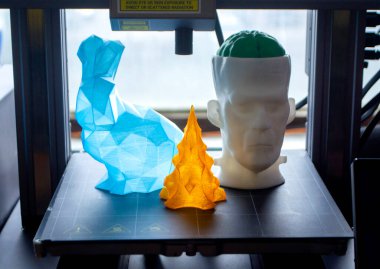Sanat modelleri 3D yazıcının masaüstündeki 3D yazıcıya basıldı. Beyin, tavşan ve Noel ağacının erimiş plastikten 3 boyutlu yazıcıya basıldığı prototip insan kafası modelleri.
