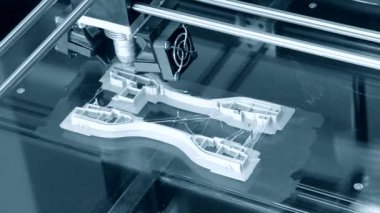 3D yazıcı çalışıyor. Birleşmiş depozito modelleme, FDM. 3D yazıcı plastikten bir nesne yazdırıyor. Otomatik üç boyutlu 3D yazıcı plastik işlevi görüyor. 3D yazdırma için geliştirilmiş katkı teknolojisi