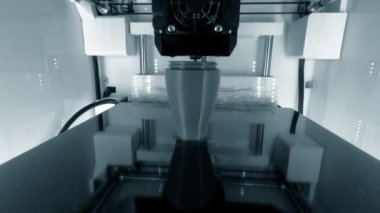 3D yazıcı. 3D yazıcıyı çalıştırıyorum. Erimiş plastikten 3D yazıcı nesnesi. Prototip basılıyor. Yeni modern baskı teknolojisi 3D yazıcıda. Katkı sağlayan yenilikçi teknolojiler. FDM