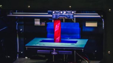 3D yazıcıdaki yazıcı modelini işleyin. Yüksek teknoloji dijital yazıcı bilgisayar makinesi devrede. Yazdırma mekanizması nesneye katmanlar ekliyor. FDM 3D yazıcı 3D baskı laboratuvarında çalışıyor. 3B modern teknoloji.