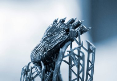 Siyah kauçuktan üç boyutlu yazıcıya basılmış bacak modeli, yakın plan. Ultraviyole ışığın etkisiyle sertleştirilmiş kauçuktan üç boyutlu yazıcıda yaratılan bir nesnenin parçası. SLA 3D yazdırma teknolojisi.