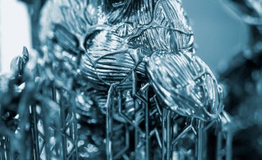 3D yazıcıya yakın çekimde destekli siyah model. Ultraviyole ışığın etkisiyle sertleştirilmiş kauçuktan 3 boyutlu yazıcıda yaratılan nesnenin bir parçası. SLA 3D baskı teknolojisi. Stereolitografi