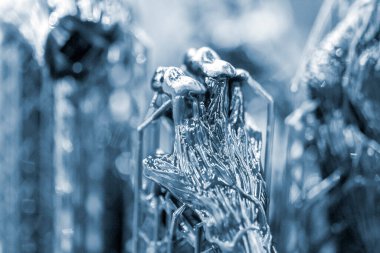 Siyah kauçuktan üç boyutlu bir yazıcıya yakın plan el baskısı. Ultraviyole ışığın etkisiyle sertleştirilmiş kauçuktan üç boyutlu yazıcıda yaratılan bir nesnenin parçası. SLA 3D yazdırma teknolojisi.