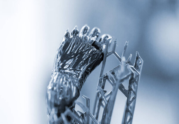 Модель ноги, напечатанная на 3D принтере из черного каучука, крупным планом. Часть объекта, созданного на 3D принтере из закаленной резины под воздействием ультрафиолетового света. Технология трехмерной печати SLA.