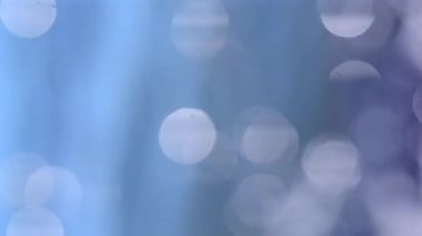 Güneşli yaz gününde deniz manzarası. Deniz Burnu. Mavi deniz suyu yüzeyli deniz manzarası, küçük dalgalanmalar, beyaz bokeh noktaları ve güneşi yansıtan parlak noktalar. Bulanık soyut doğal arkaplan dikey